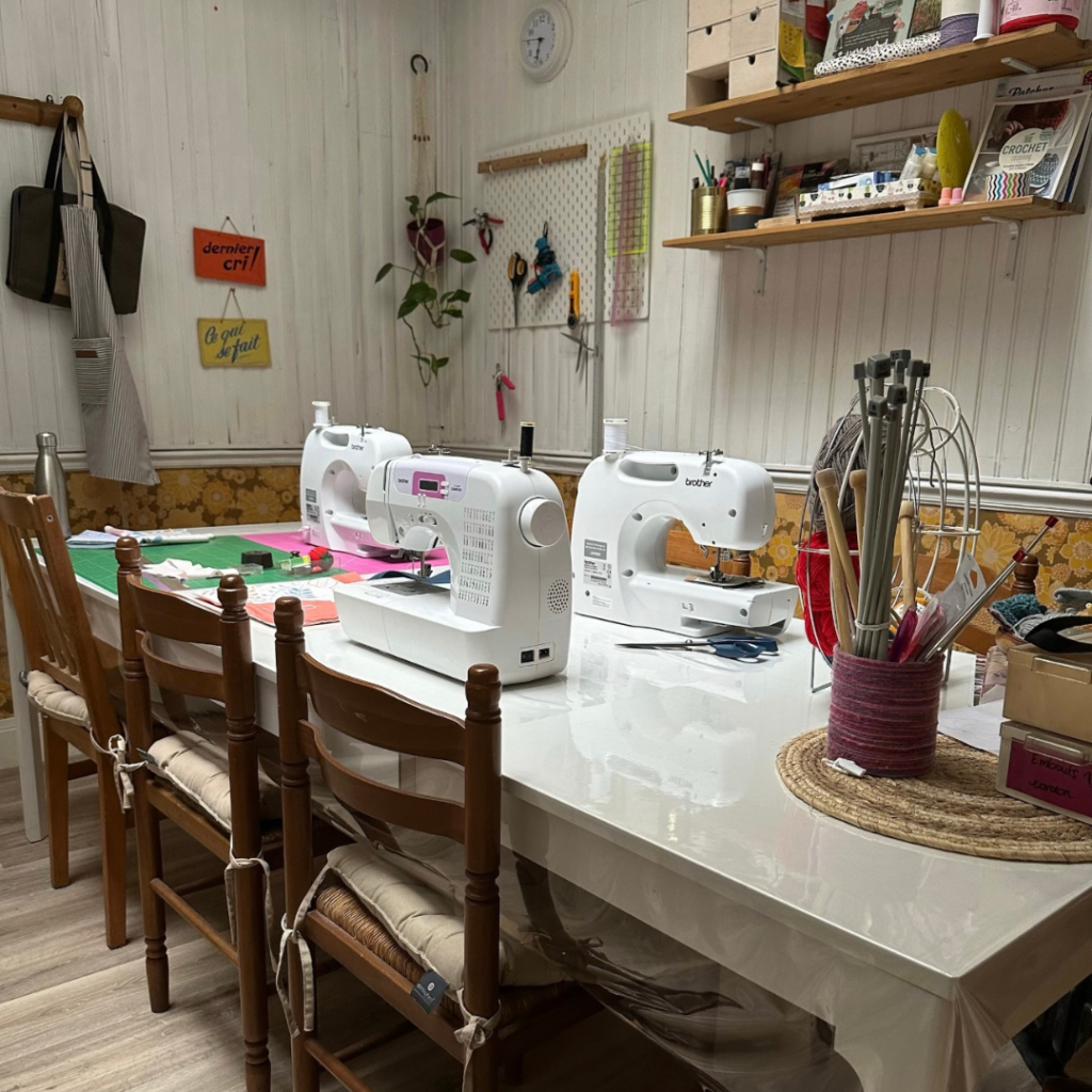 Atelier de couture avec machines à coudre
